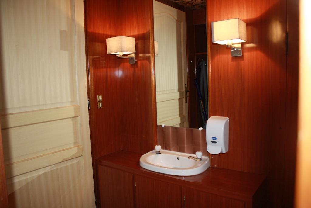 Bed and Breakfast Le Betrot Estissac Habitación foto